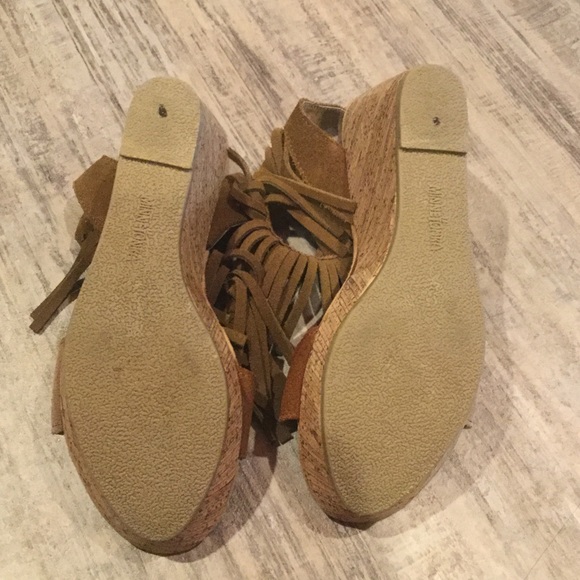 New Minnetonka Poppy Fringe Brown Suede Sandals - Picture 7 of 7